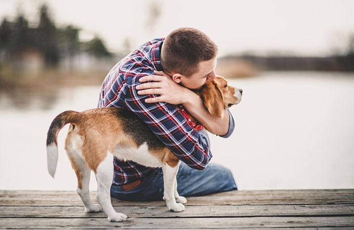 Hombre con mascota apoyo emocional