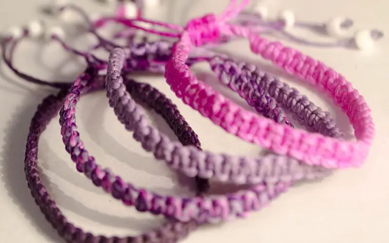 Pulseras hechas con hilo encerado