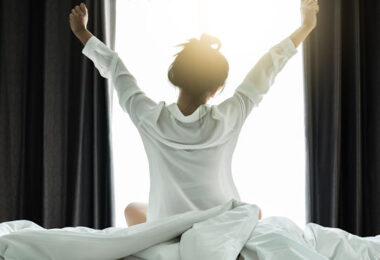 Mujer despertándose con energía