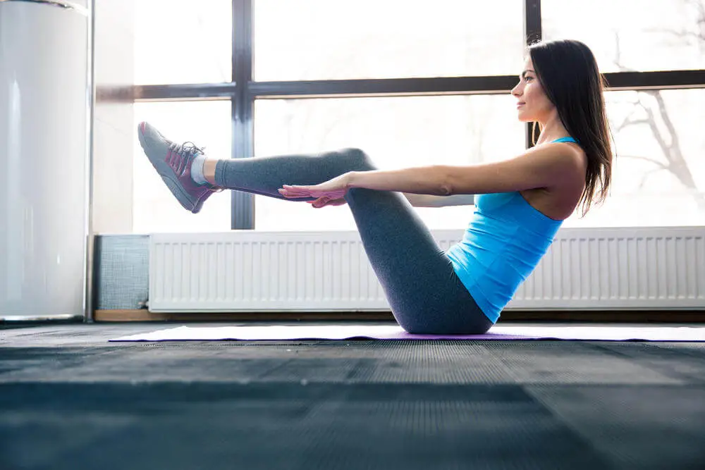 Mujer haciendo abdominales