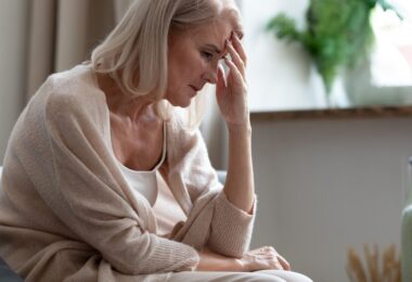 Mujer que padece síntomas de menopausia y requiere una dieta para aliviar los sofocos