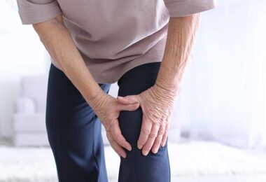 Persona con dolor en las articulaciones y las inyecciones de corticosteroides