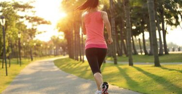 Mujer trotando para mejorar sistema inmune