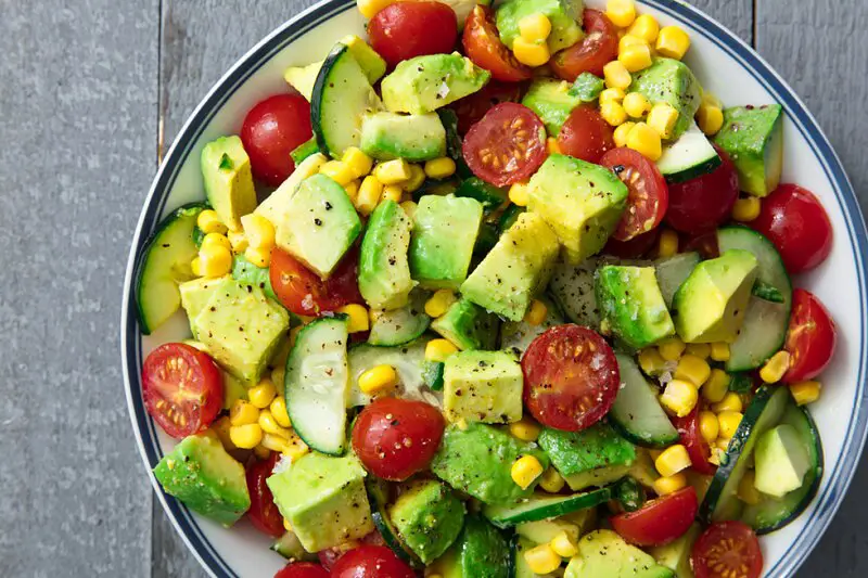 Preparando deliciosas ensaladas con aguacate