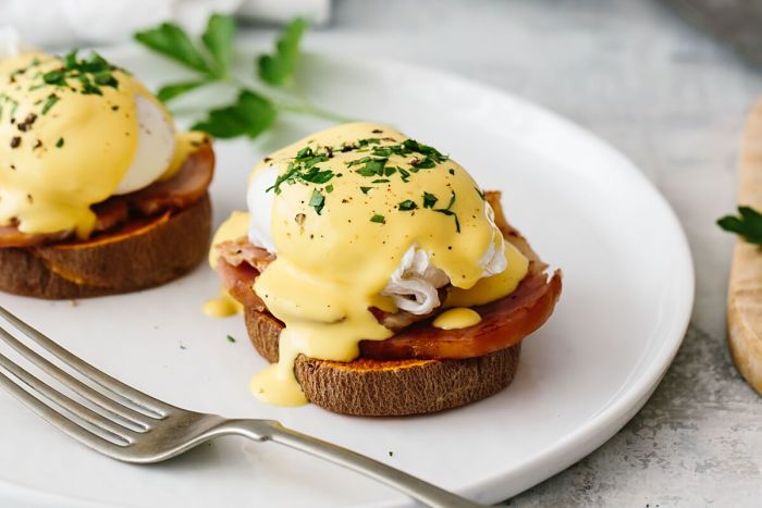 Deliciosa receta de huevos Benedict Keto