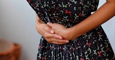 Mujer con dolor por infecciones urinarias