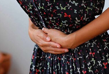 Mujer con dolor por infecciones urinarias