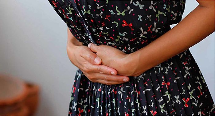 Mujer con dolor por infecciones urinarias