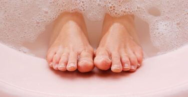 Baño de pies con bicarbonato de sodio