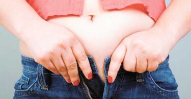 El impacto del vientre abultado por retención de líquido y su apariencia en una mujer