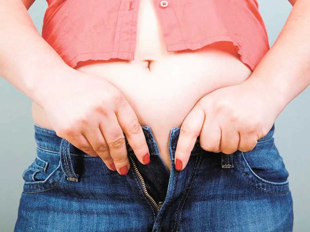 El impacto del vientre abultado por retención de líquido y su apariencia en una mujer