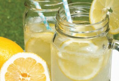 Beneficios de bebes agua de limón rallado