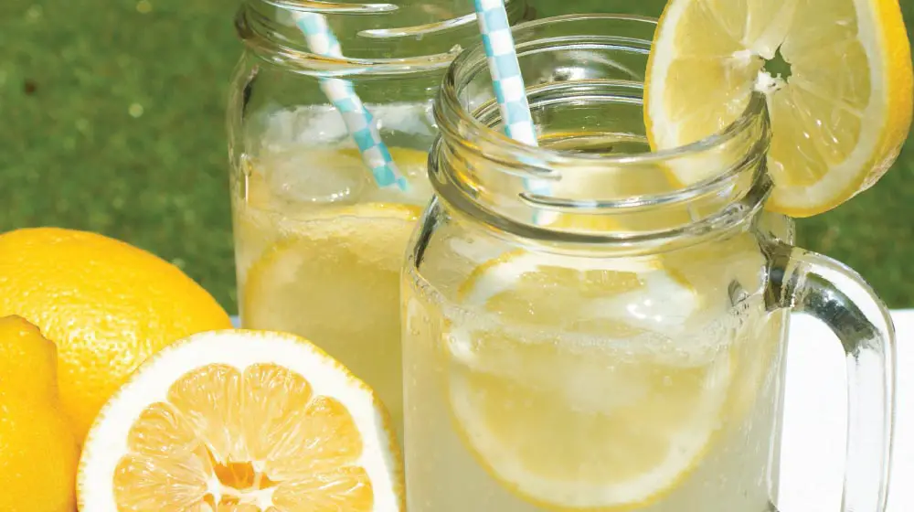 Beneficios de bebes agua de limón rallado