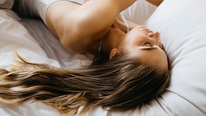 Razones para no dormir con cabello mojado