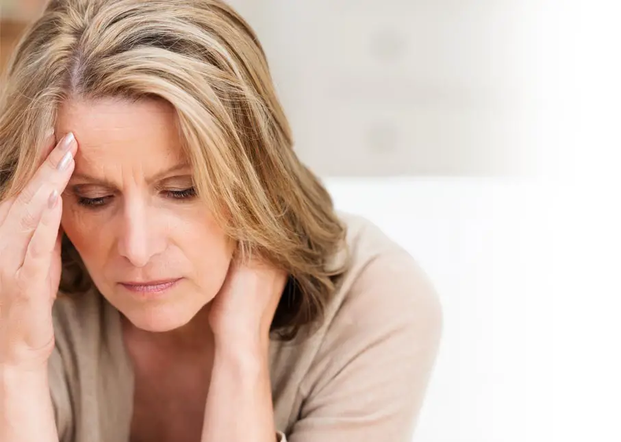 Mujer que padece caída de energía durante la media tarde