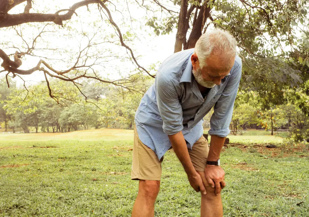 Hombre que padece dolor en las articulaciones