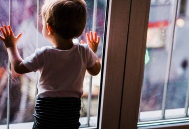 Un niño que siente apego hacia su mamá