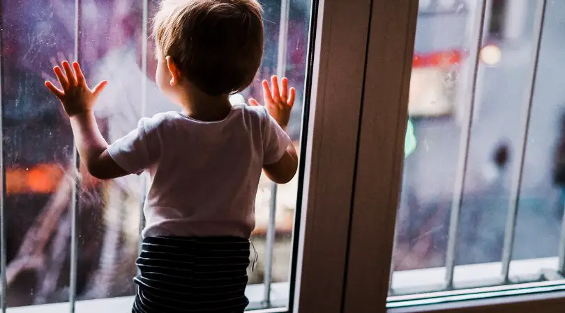 Un niño que siente apego hacia su mamá