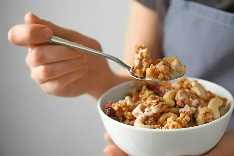 Comiendo un desayuno saludable durante un episodio de gripe y resfrío