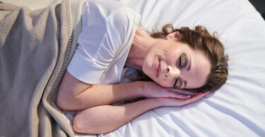 Mujer durmiendo para bajar de peso