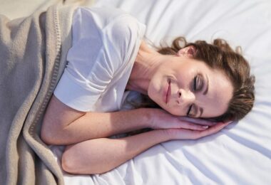 Mujer durmiendo para bajar de peso
