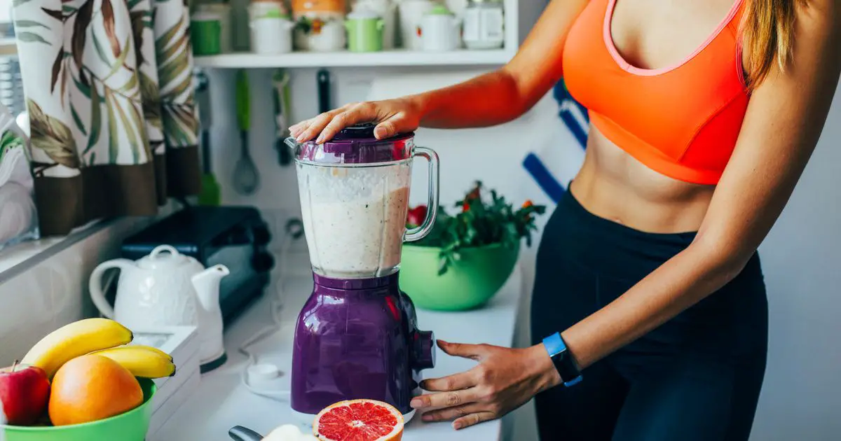 Mujer haciendo dieta para evitar el efecto rebote