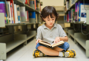 Nene leyendo en la biblioteca