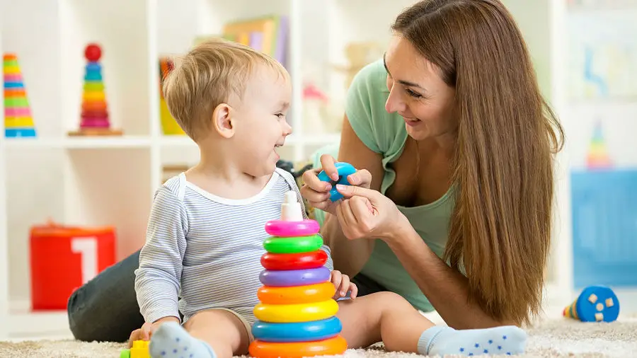 Bebé que comienza a desarrollar su lenguaje