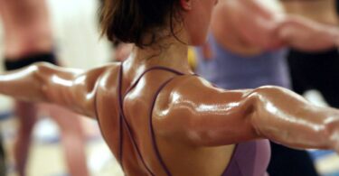 Mujer realizando una rutina de entrenamiento