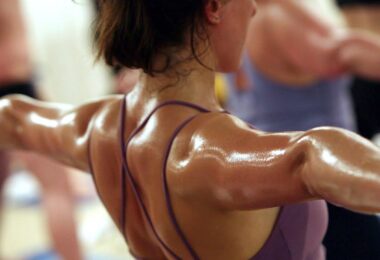 Mujer realizando una rutina de entrenamiento