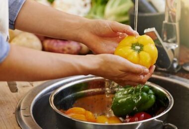 Lavando los vegetales antes de cocinarlos