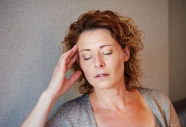 Mujer con menopausia y dolores de cabeza