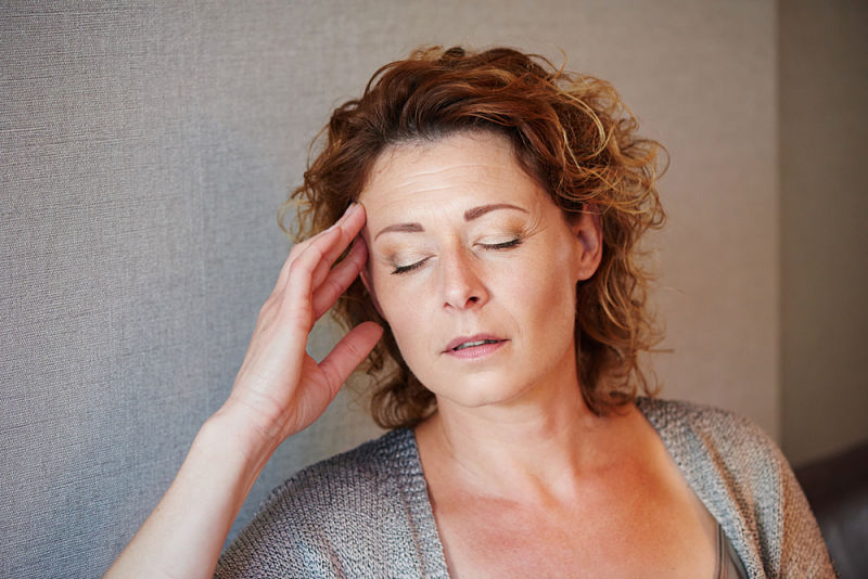 Mujer con menopausia y dolores de cabeza