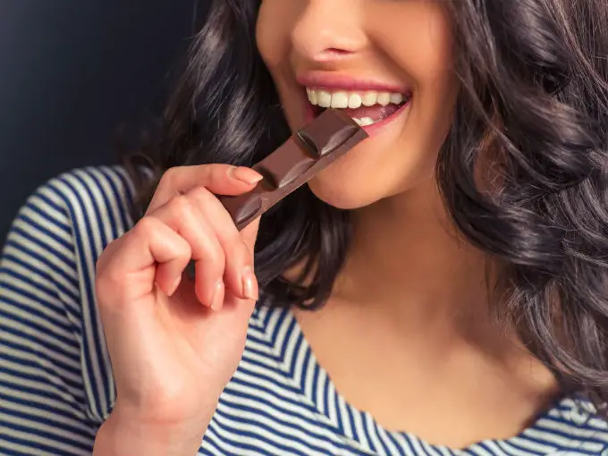 Mujer comiendo chocolate