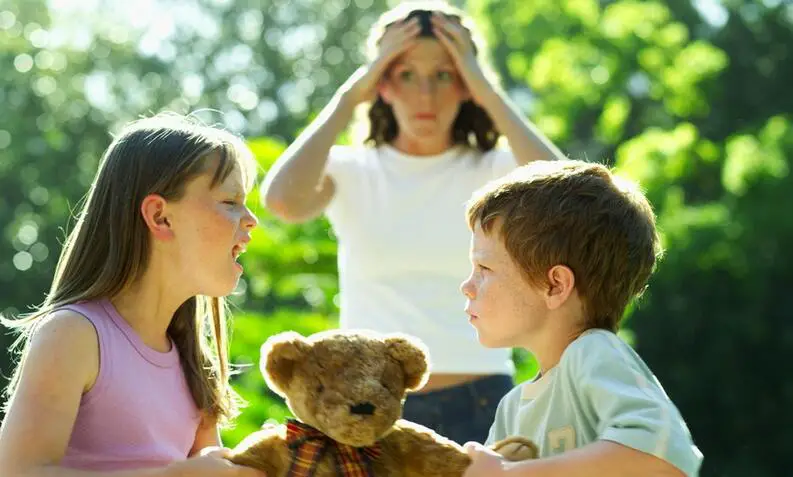 Niño jugando con su hermana