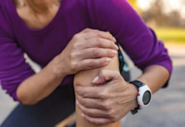 Mujer con dolor de rodilla
