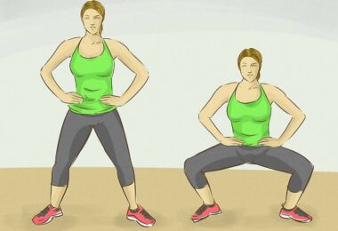 Mujer haciendo sentadillas para aumentar la fuerza muscular
