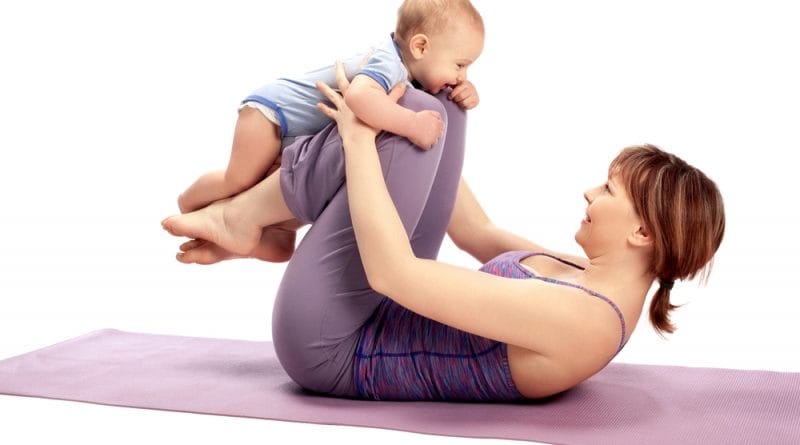 Mujer haciendo ejercicio con su bebé
