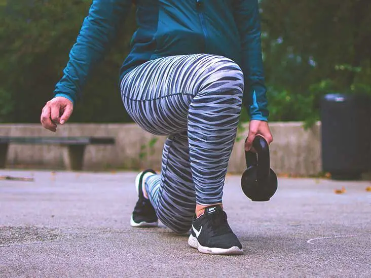 Mujer entrenando piernas