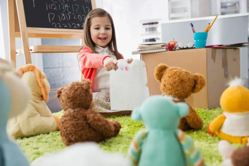 Una niña jugando con sus osos y aprendiendo