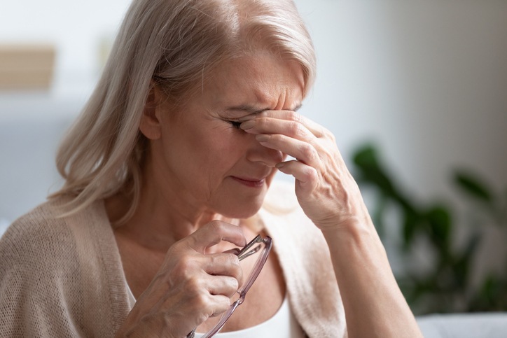 Mujer que sufre problemas de ojos secos por menopausia