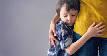 Niño abrazando a su madre