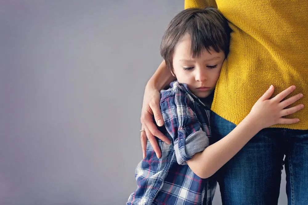 Niño abrazando a su madre