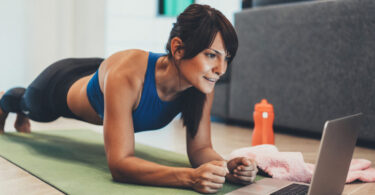 Mujer realizando ejercicio para poder quemar la grasa abdominal