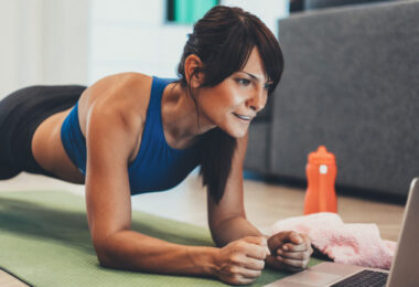 Mujer realizando ejercicio para poder quemar la grasa abdominal