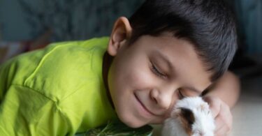 Niño junto a su mascota