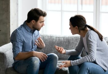 Una paraja discutiendo por celos y desconfianza
