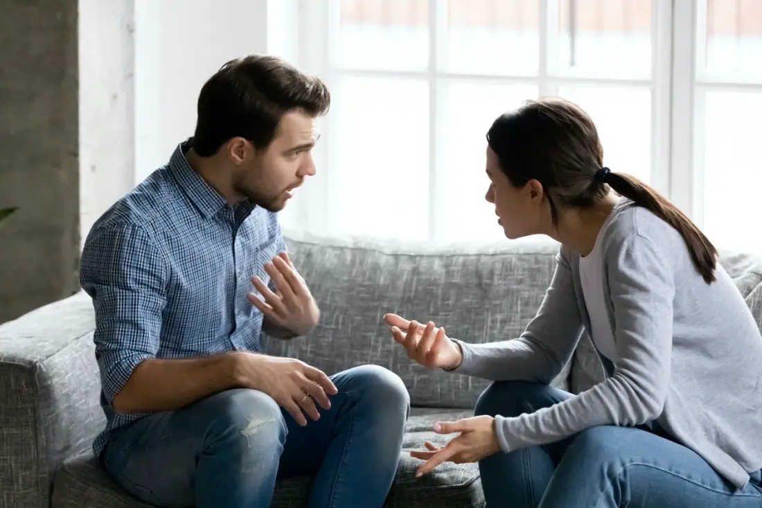 Una paraja discutiendo por celos y desconfianza