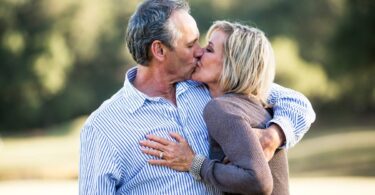 Pareja de adultos abrazados