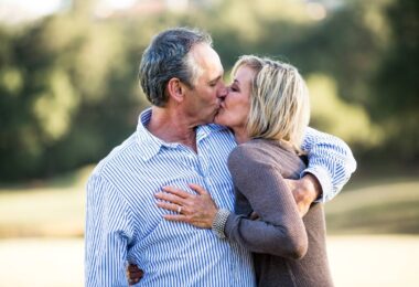 Pareja de adultos abrazados